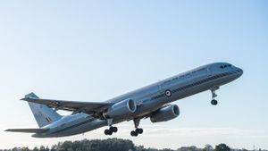 政府の飛行機が損傷し、ニュージーランドの首相が民間航空機によって「拾われた」