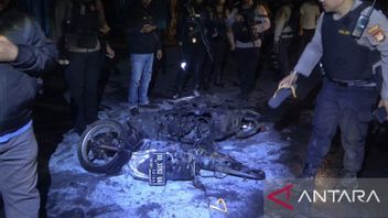 警察争吵在望加锡燃烧摩托车