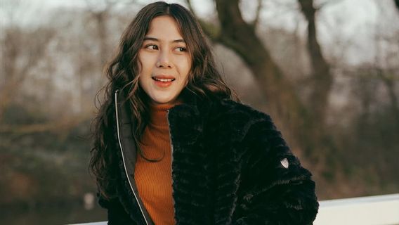 Not Using Excessive Accessories, Take A Peek At 7 Beautiful Portraits Of Adinda Thomas Looking Simple