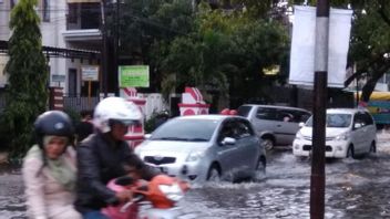 Berita Makassar Terkini: Genangan di Jalan Poros Makassar-Maros Berakibat Kemacetan Arus Lalu Lintas