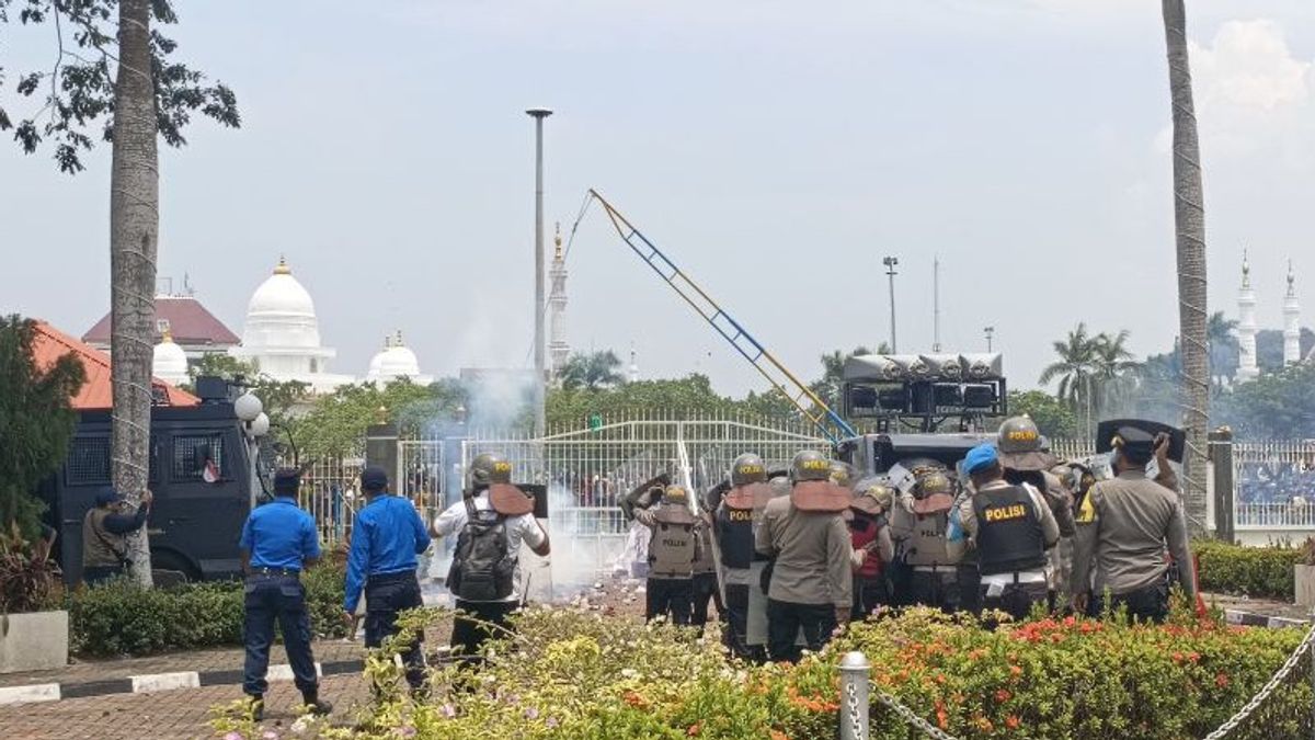 Demo Rejects Rempang Area At BP Batam Ricuh, Residents Of Batu, Kayu And Molotov