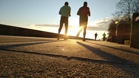 パトカーのペナルティでバリ島でジョギングしている人々を護衛する2人のメンバーが謝罪の声明を出す