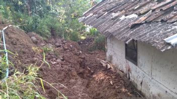 Cianjur的数十所房屋受到山体滑坡的威胁，6个家庭流离失所