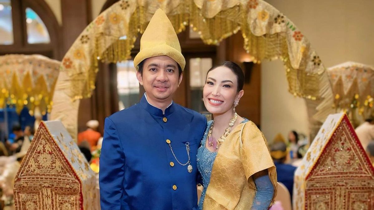 Given Permission To Open Husband's Cellphone, Ayu Dewi Even Refused Because She Was Traumatized