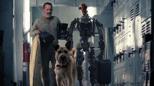 Sinopsis Film <i>Finch</i>: Tom Hanks Ciptakan Robot untuk Jaga Anjing Kesayangannya 