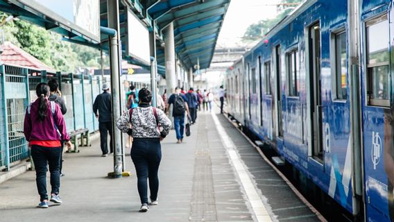 Jakarta Loosens PSBB, KRL Extends Operating Hours