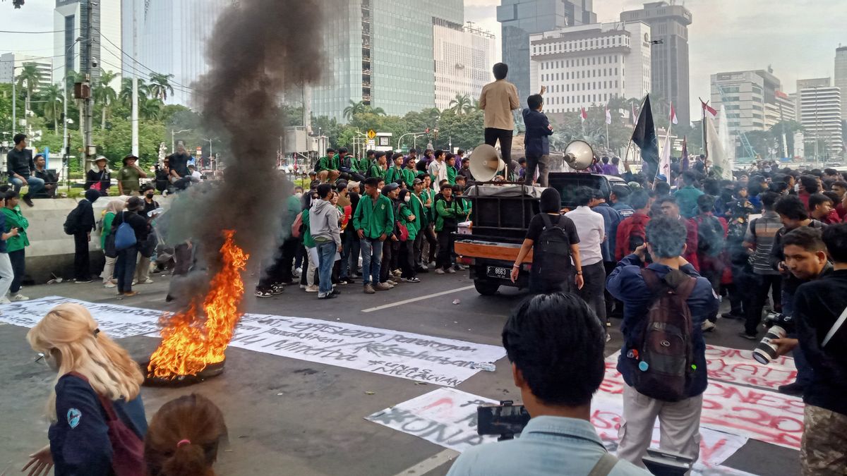 Demo ‘Indonesia Gelap’ di Patung Kuda, Ratusan Mahasiswa Berteriak Sumpah di Hadapan Aparat