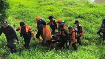 SARチームは、スマラン西洪水運河で男性の遺体を発見