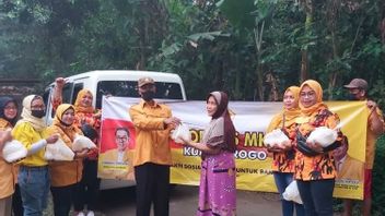 Berita Kulon Progo: MKGR Kulon Progo Membagikan Puluhan Paket Takjil dan Sembako Kepada Warga