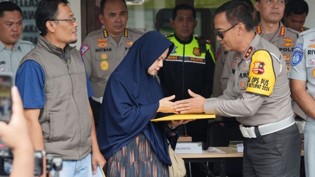 The National Police Chief Gives Compensation To The Asih Rope For Victims Of The KM 58 Accident