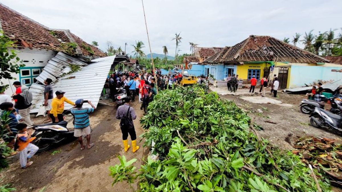 202 Rumah di Bondowoso Rusak Disapu Puting Beliung, 11 Orang Terluka Tertimpa Runtuhan Atap