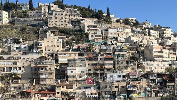 مستوطنون إسرائيليون يضعون أبواب حديدية في القدس لفرض قيود على الفلسطينيين