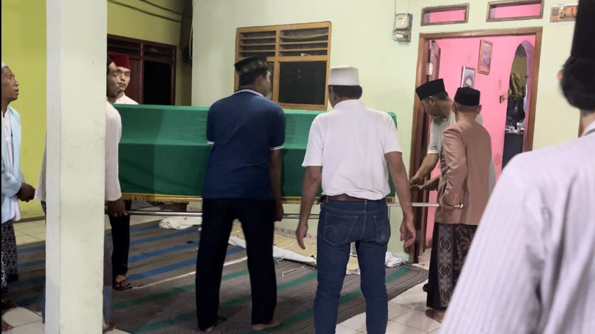 Arriving At The Funeral Home, The Body Of The Victim Of The Bus Accident At The Tegal Guci Was Immediately Buried By The Family In Tangerang