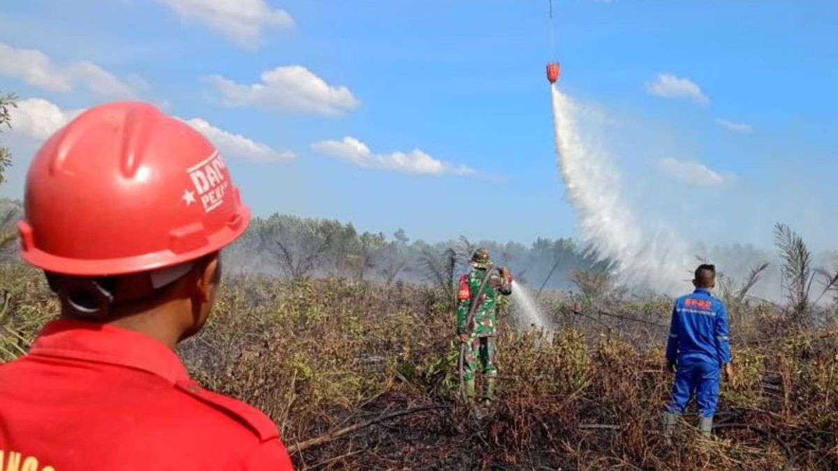 Helikopter Water Bombing Padamkan Api di Sumsel dan Jatim 