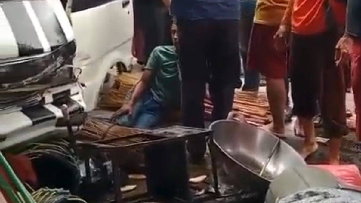 Allegedly Drunk, An Angkot Driver In Ciputat Trying To Escape After Crashing Into A Furniture Shop