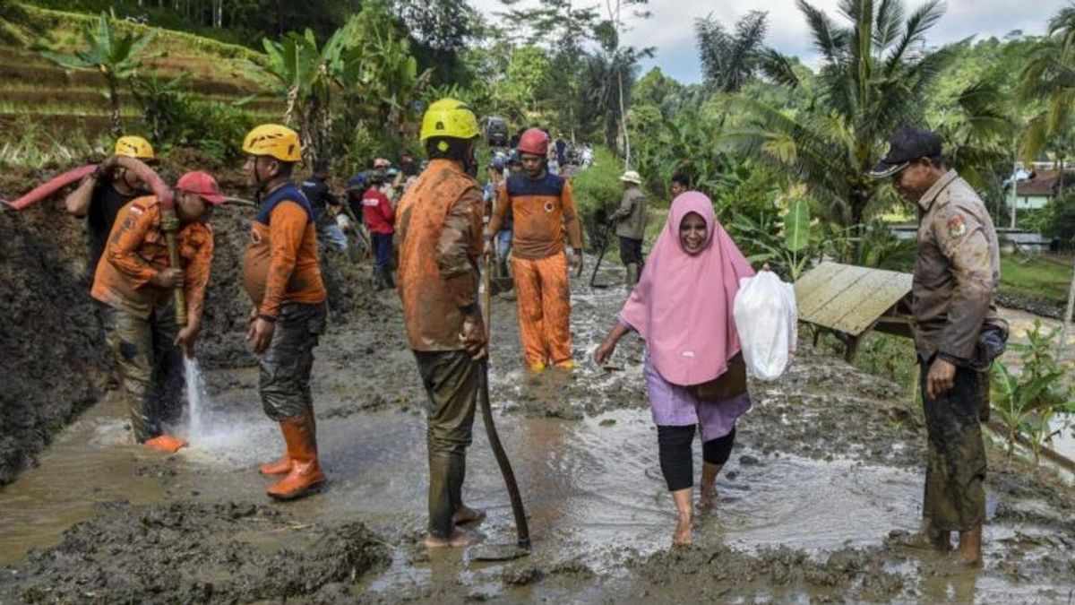 46 袭击塔西克马拉亚的灾难点,BPBD Garut部署了援助处理小组