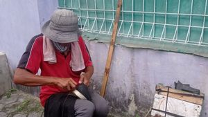 Tukang Sol Sepatu Keliling di Rangkasbitung, Banten Ini Mampu Raup Rp300 Ribu per Hari