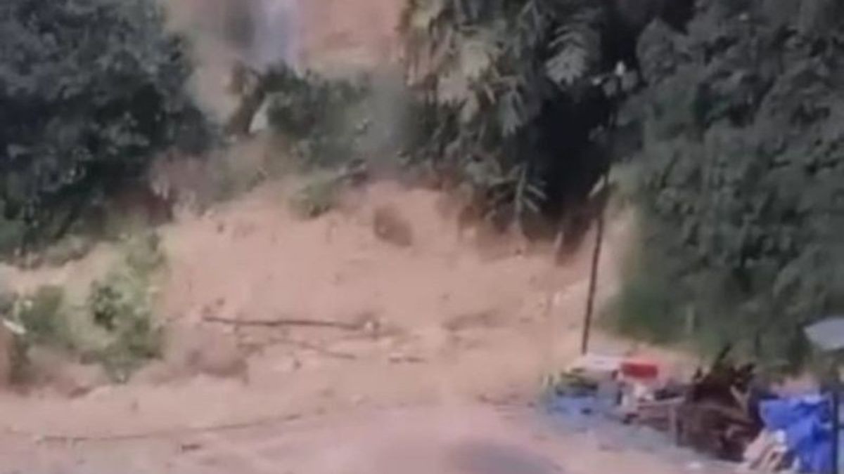 قسم طريق سومطرة الغربية - رياو مكسور في المجموع ، 3 معدات ثقيلة BPBD لا تزال تعمل على التغلب على مواد الانهيارات الأرضية