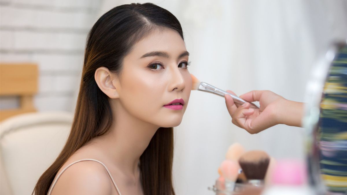 7 Tips <i>Makeup Flawless</i> untuk Pemula, Cocok untuk Tampil Natural Anti Menor