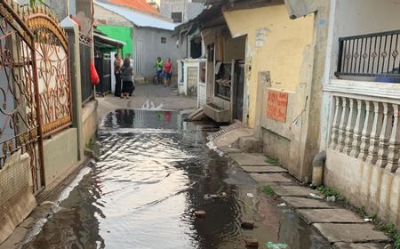 Drainase Ditutup Paksa, Puluhan Warga di Lubang Buaya Mengaku Gatal-gatal dan Kebanjiran