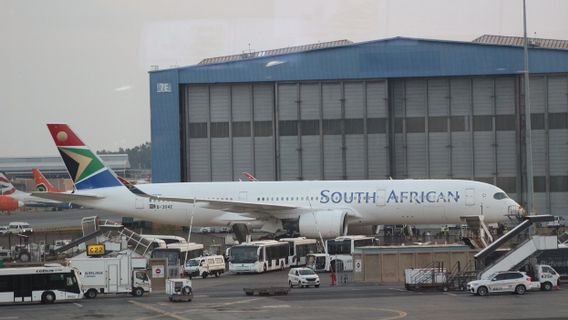 South Africa Calls UK Flight Ban Over New Variant Of COVID-19 And Triggers Hasty Global Warning