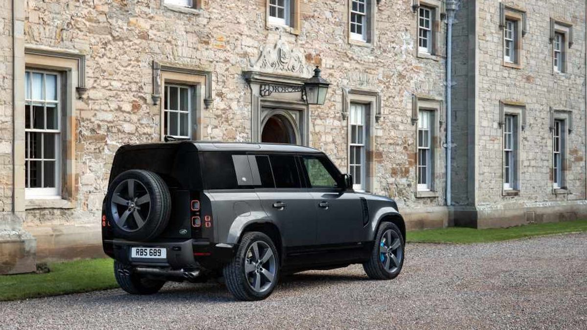 Land Rover Defender V8 Melantai di Negeri Tetangga, Segini Performa dan Harganya