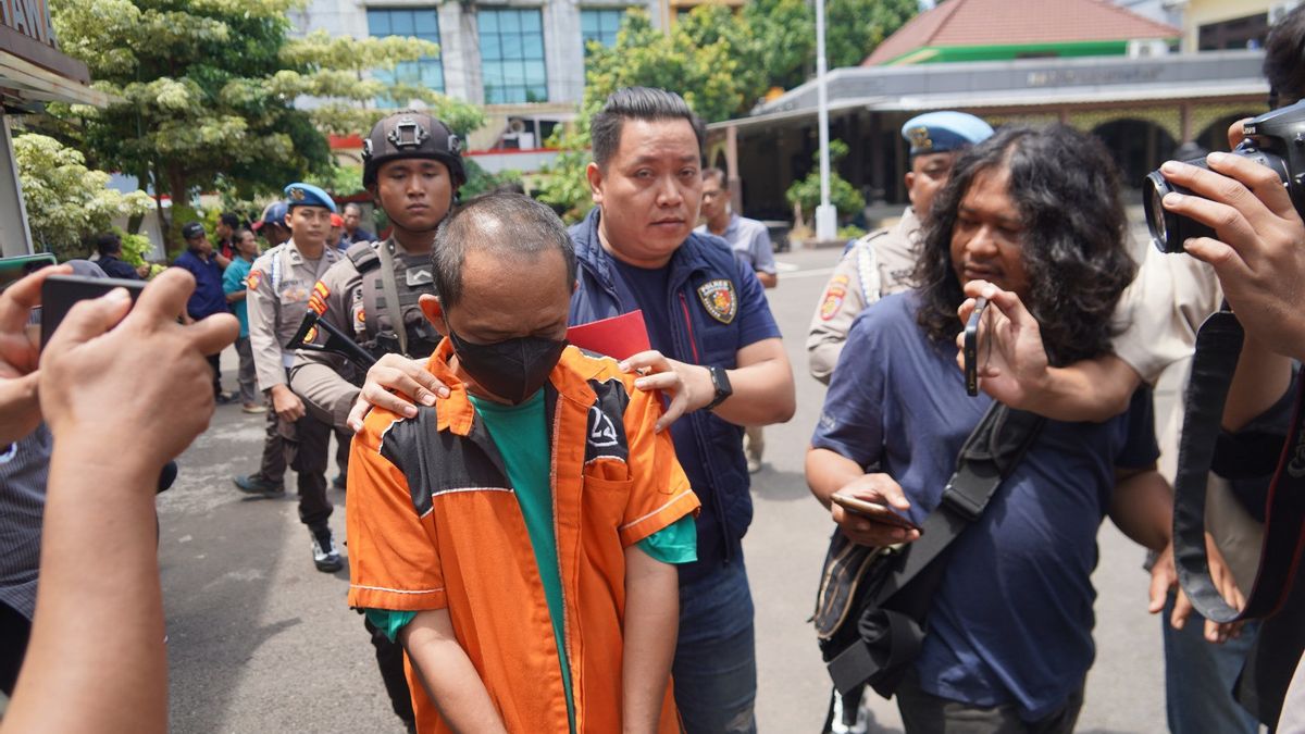 La police arrête un chauffeur d’ojol à Surabaya qui a adopté un enfant alors qu’il tentait de passagers