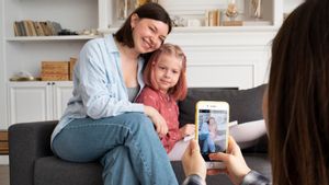 Kenali Dampak dan Batasan <i>Sharenting</i> saat Orang Tua Bagikan Informasi tentang Anak secara Daring