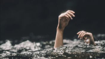 SARチーム、ビンタン・ケプリで掘削浮き板の周りに泳いでいる労働者を捜索、流れに流された