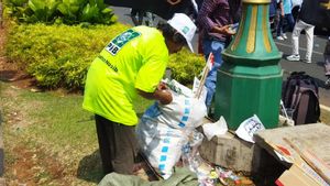 Curhat Tukang Pulung Asal Jateng di Tengah Massa Pendukung Anies-Cak Imin Depan KPU: Zaman Sekarang Cari Makan Susah 'Banget'