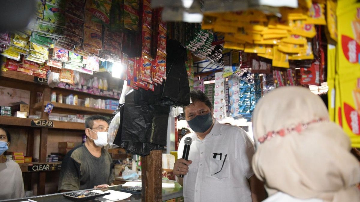 Pastikan Harga Minyak Goreng Rp14 Ribu, Menko Airlangga Tinjau Operasi Pasar di Lampung