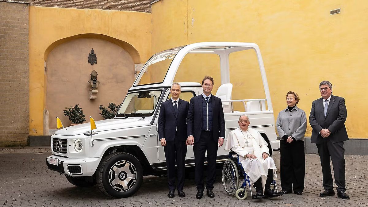 バチカン教皇フランシスコの新車、電動メルセデスベンツGクラス