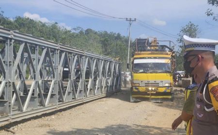 Jembatan Baja Portabel Terpasang Sementara untuk Atasi Lalin Riau-Sumbar Terkendala Longsor