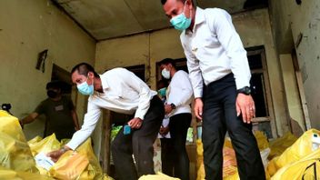 العثور على 6 أطنان من النفايات الطبية متناثرة في مبنى ماتارام BKMM، بدءا من الواقي الذكري والحقن والتسريبات