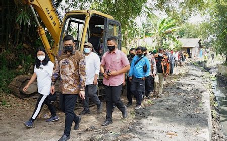 Di Jakarta Normalisasi Sungai Jadi Sorotan, di Medan Ada Bobby Nasution Normalisasi Parit Cegah Banjir