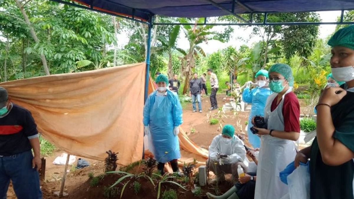 Police Forensic Team Exhumation Of CNG Cylinder Explosion Victims In Sukabumi