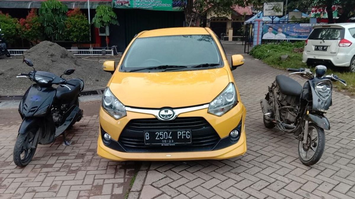 Berlagak Pembeli, Dua Pria Curi Mobil Agya Kuning di Showroom Kawasan Tangerang