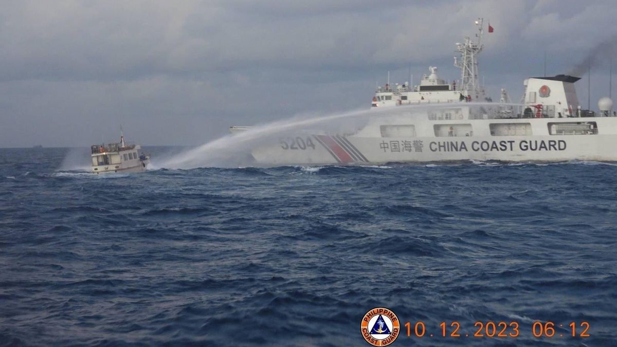 中国和菲律宾在南中国海海岸警卫船相撞