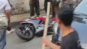 Tarik Gas di Tengah Demo DPR, Pengendara Moge Babak Belur Dikeroyok Massa