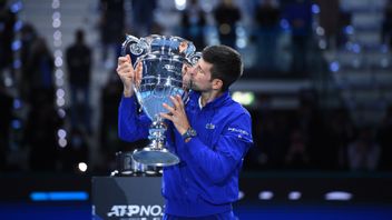 Angkat Trofi Gelar Petenis No. 1 Dunia untuk Kali Ketujuh, Djokovic: Memegang Rekor Ini Setelah Sampras, Luar Biasa