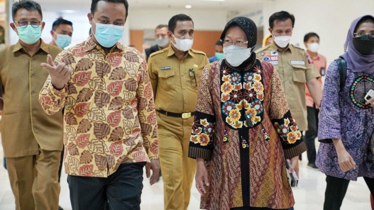 Mensos Risma Jenguk Korban Bom Bunuh Diri di Makassar, Pesan ke Rumah Sakit: Tolong Beri Terapi