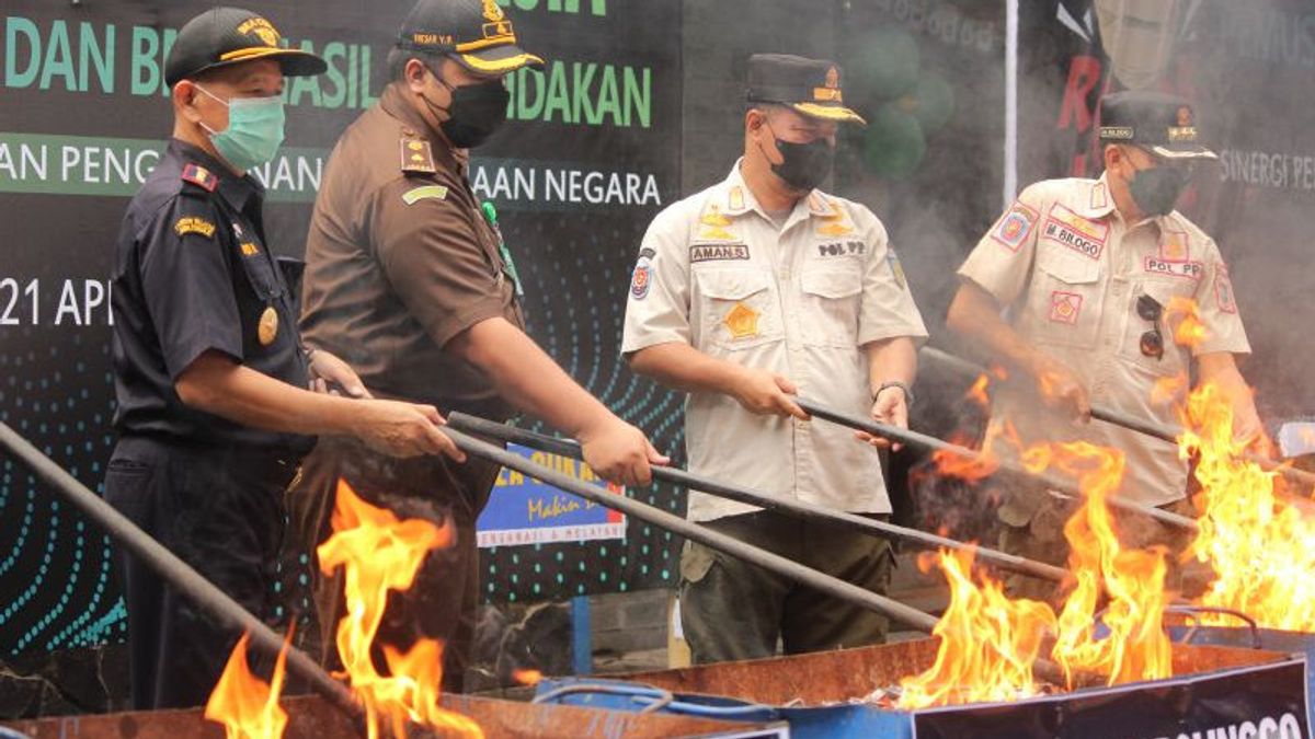 1.4 Million Cigarettes And Illegal Goods Destroyed By Probolinggo Customs