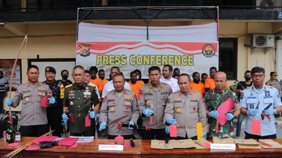 14 Orang Pendukung Gubernur Papua Lukas Enembe yang Bawa Senjata Tajam hingga Bom Ikan Saat Demo Jadi Tersangka