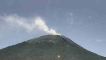 状态仍然保持警惕,火山爆发不再在NTT的Lewotolok山顶上可见