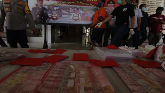 Lined Up Like Mats, This Is The Appearance Of Tens Of Millions Of Fake Money Made By Mothers In Banyuwangi
