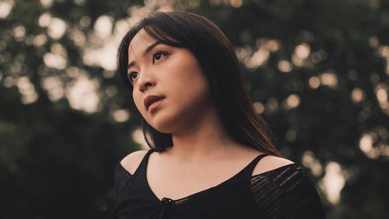 Review Album 'Sialnya, Hidup Harus Tetap Berjalan' Bernadya, Larut dalam Elegi Patah Hati