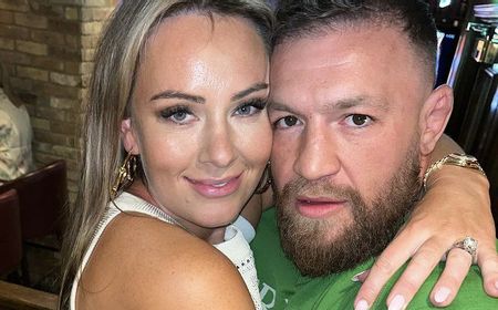 Unggah Foto Tunangan dengan Keterangan ‘Hot Mom’ di Hari Ibu, Conor McGregor Bikin Bingung Penggemar