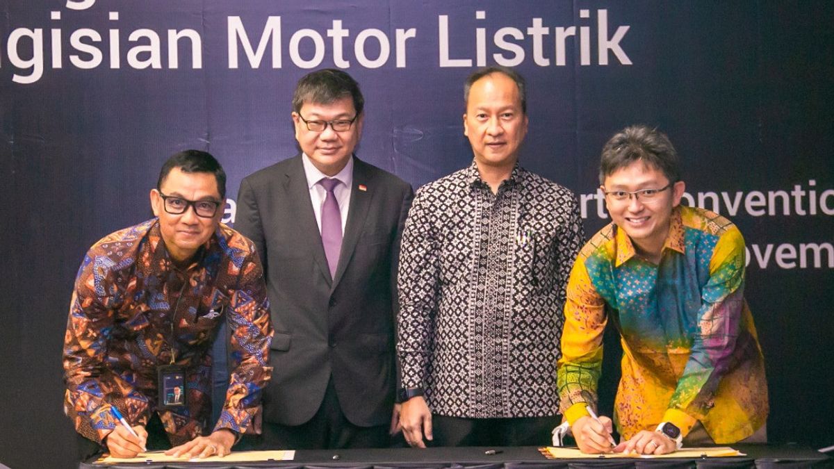 PLN And ION Mobility Cooperation Builders For Electric Motorcycle Charging