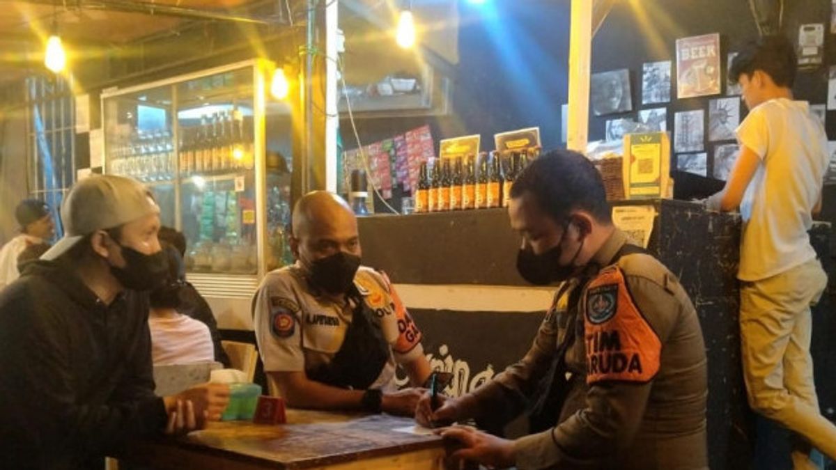 The Garuda Satpol PP Depok Team Checks A Cafe With Loud Music Playing In Ratujaya