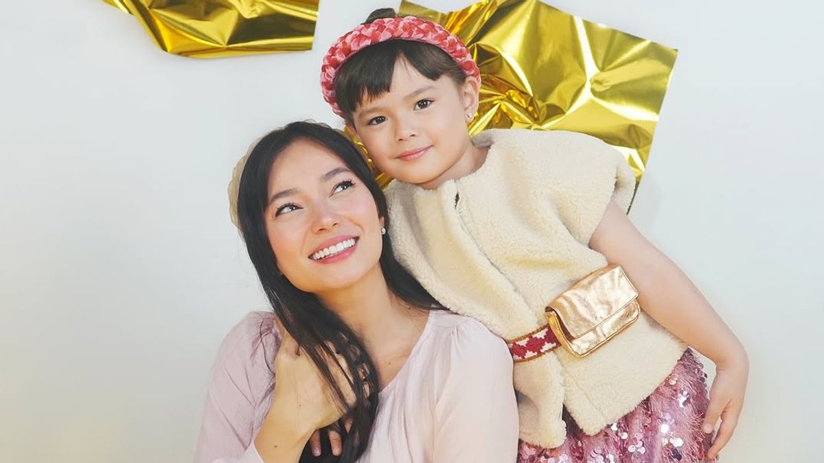 7 Beautiful Portraits Of Asmirandah And Her Daughter Chloe